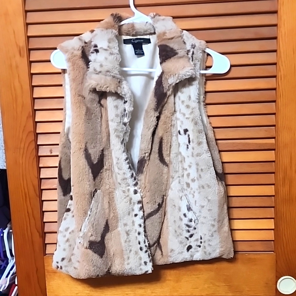Cejon faux fur vest with clasps and pockets